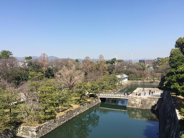 Foto vista panoramica del lago contro un cielo blu limpido