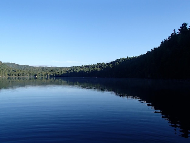 澄んだ青い空に照らされた湖の景色