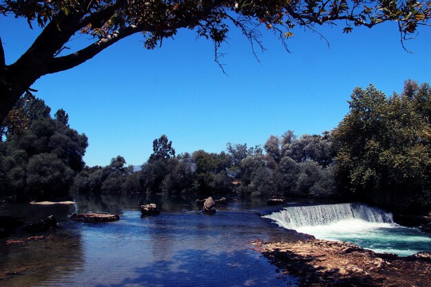 Foto vista panoramica del lago contro un cielo blu limpido