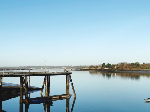 Foto vista panoramica del lago contro un cielo blu limpido