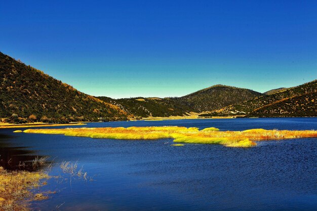 Foto vista panoramica del lago contro un cielo blu limpido