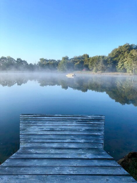 Foto vista panoramica del lago contro un cielo blu limpido