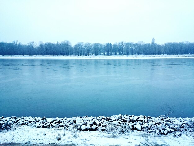 Vista panoramica del lago contro un cielo limpido durante l'inverno