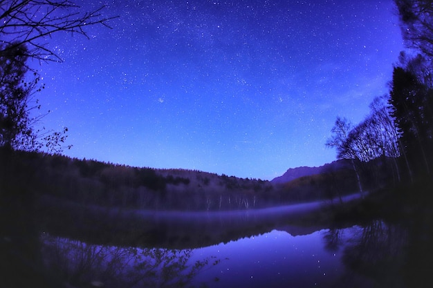 Photo scenic view of lake against clear sky at night