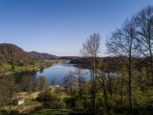 Foto vista panoramica del lago contro un cielo limpido