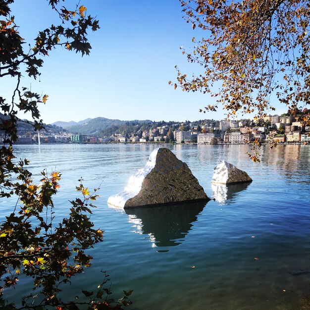 Foto vista panoramica del lago contro un cielo limpido