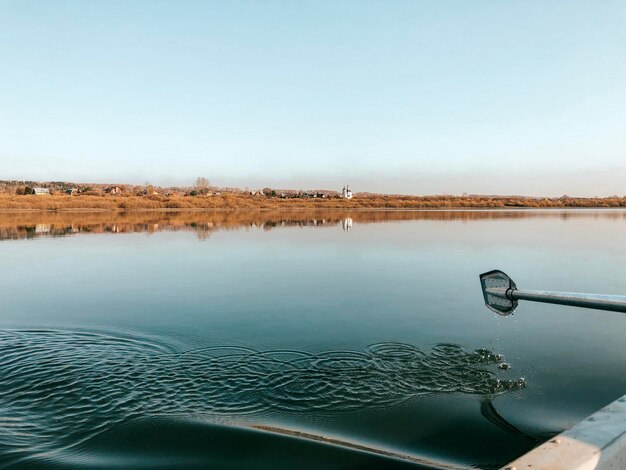 Foto vista panoramica del lago contro un cielo limpido