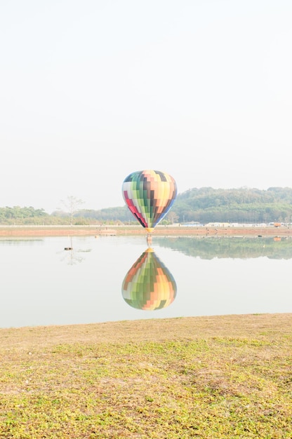 晴れた空に照らされた湖の景色