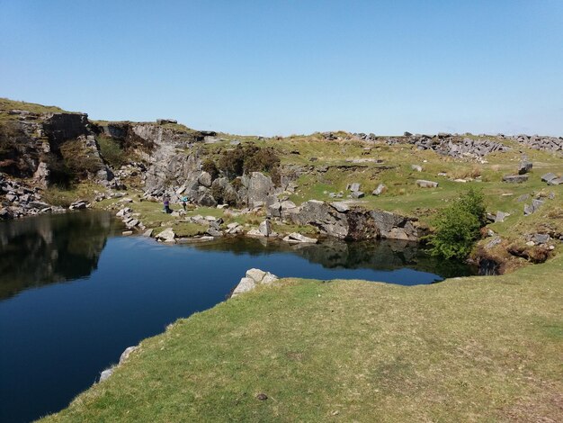 Foto vista panoramica del lago contro un cielo limpido