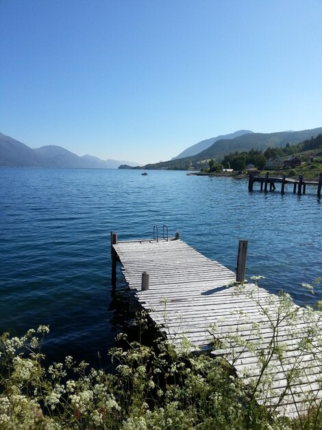 Foto vista panoramica del lago contro un cielo limpido