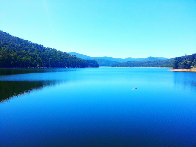 Foto vista panoramica del lago contro un cielo limpido