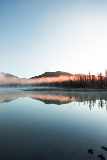 Foto vista panoramica del lago contro un cielo limpido