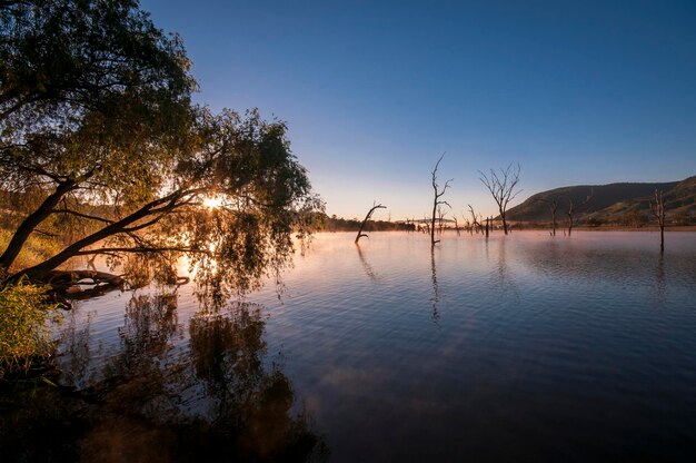 Foto vista panoramica del lago contro un cielo limpido