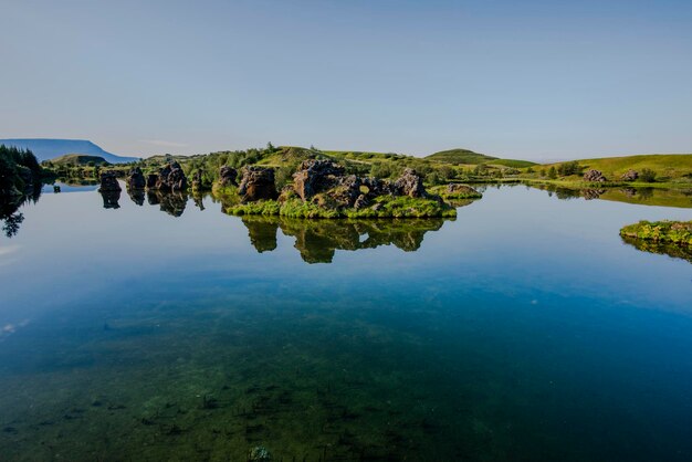 Foto vista panoramica del lago contro un cielo limpido