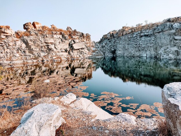 Photo scenic view of lake against clear sky