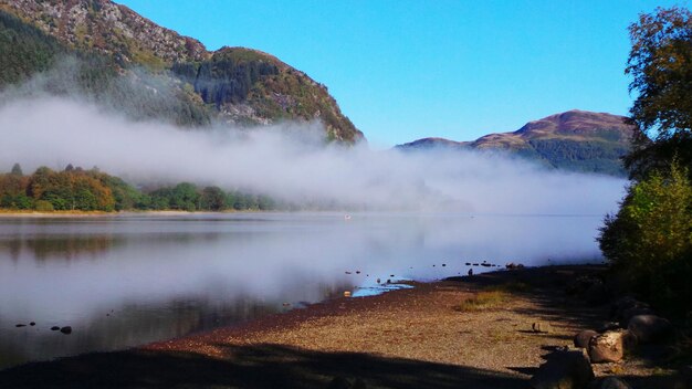 Foto vista panoramica del lago contro un cielo limpido