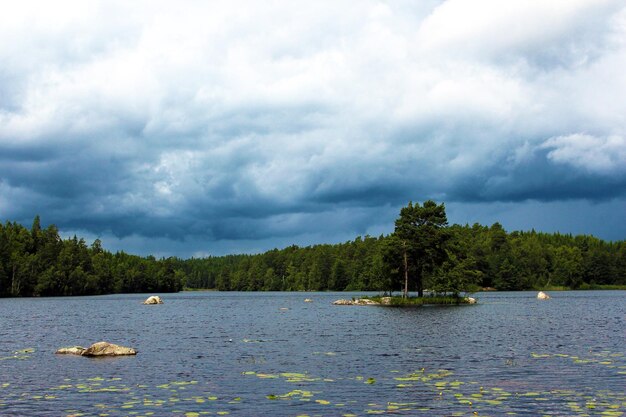 Foto vista panoramica del lago contro un cielo nuvoloso