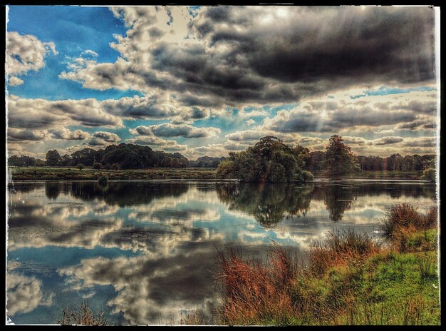 Foto vista panoramica del lago contro un cielo nuvoloso