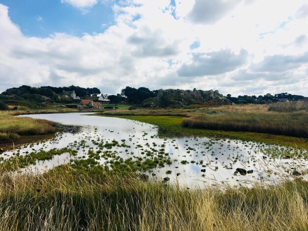 Foto vista panoramica del lago contro un cielo nuvoloso