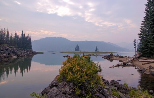 Photo scenic view of lake against cloudy sky