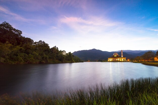 Foto vista panoramica del lago contro un cielo nuvoloso