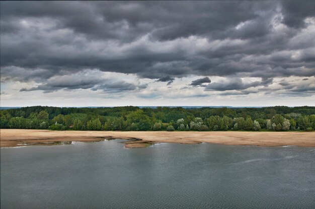 Foto vista panoramica del lago contro un cielo nuvoloso