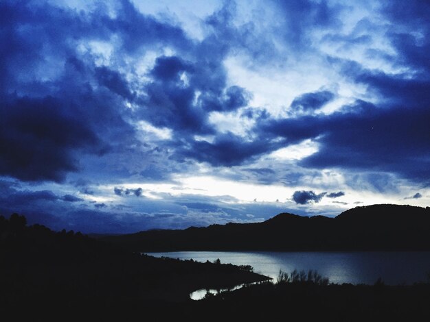 Photo scenic view of lake against cloudy sky