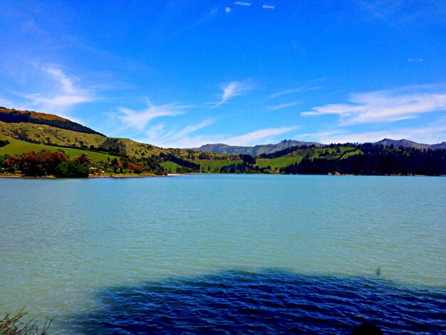 Foto vista panoramica del lago contro un cielo nuvoloso