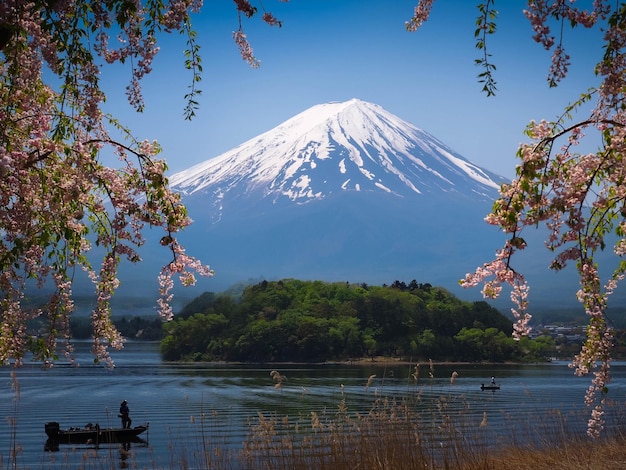 Photo scenic view of lake against mountain during winter