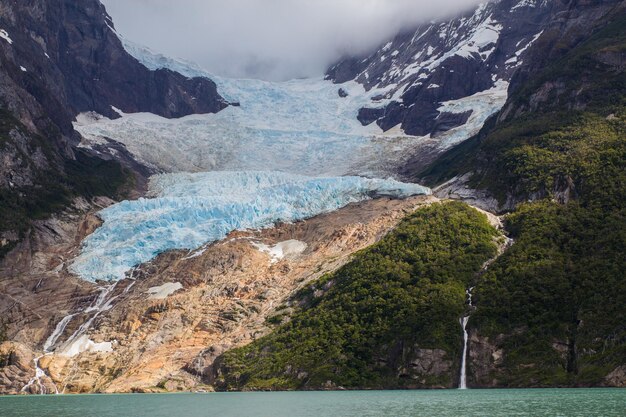 Photo scenic view of lake against mountain