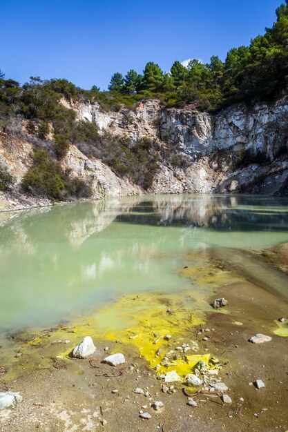 Foto la vista panoramica del lago contro la montagna