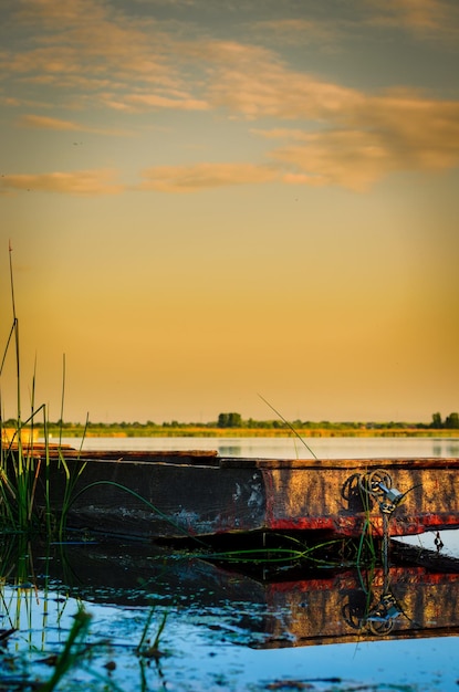 Photo scenic view of lake against orange sky