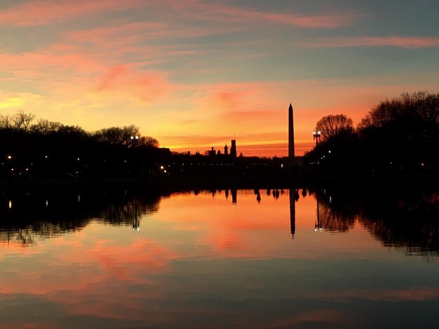 Photo scenic view of lake against orange sky