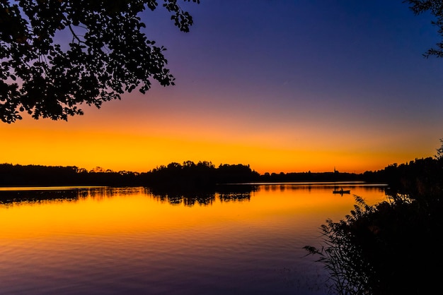 오렌지색 하늘 을 배경 으로 호수 의 풍경