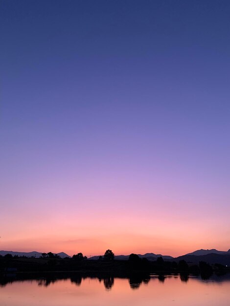 Foto vista panoramica del lago contro il cielo romantico durante il tramonto