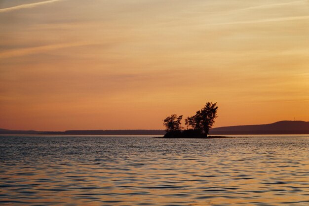 Foto vista panoramica del lago contro il cielo romantico al tramonto