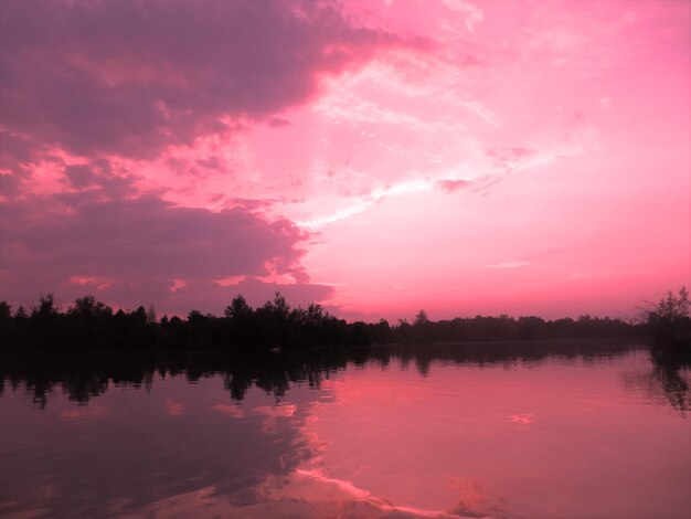 Photo scenic view of lake against romantic sky at sunset