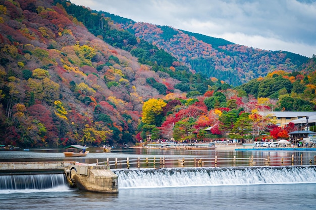 秋の空に照らされた湖の景色