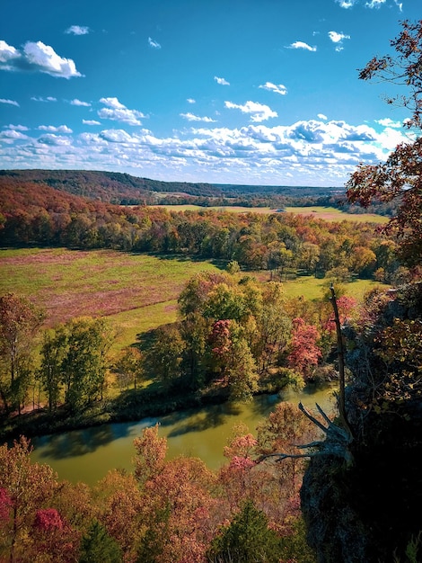 Photo scenic view of lake against sky during autumn