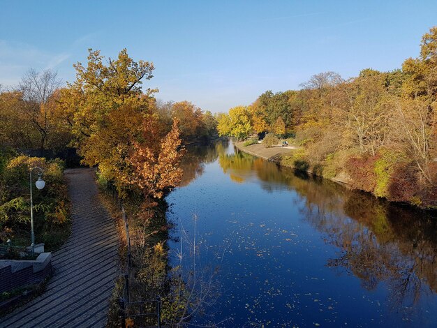 Foto vista panoramica del lago contro il cielo durante l'autunno