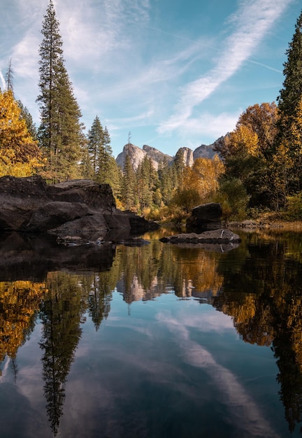 Photo scenic view of lake against sky during autumn