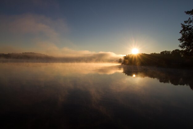 Photo scenic view lake against sky during sunrise