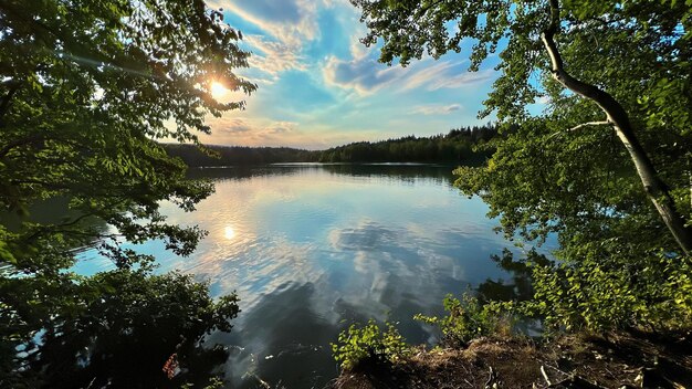 Photo scenic view of lake against sky during sunset