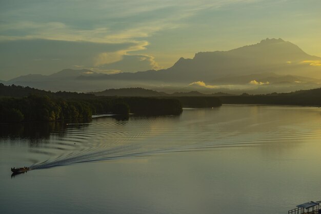 Foto vista panoramica del lago contro il cielo durante il tramonto