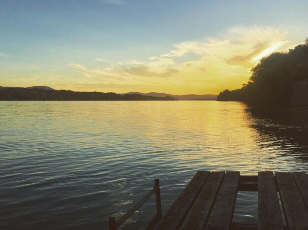 Foto vista panoramica del lago contro il cielo durante il tramonto