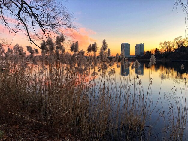 Photo scenic view of lake against sky during sunset