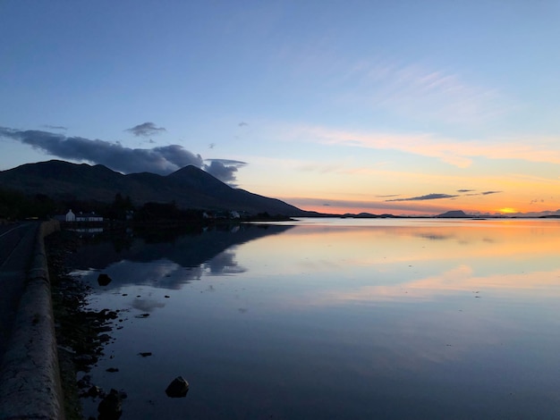 Photo scenic view of lake against sky during sunset