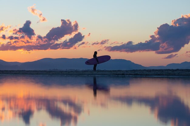 Photo scenic view of lake against sky during sunset