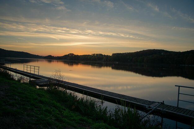 Photo scenic view of lake against sky during sunset