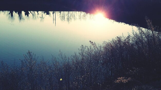 Photo scenic view of lake against sky during sunset